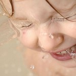 elini yüzünü yıkayan çocuk