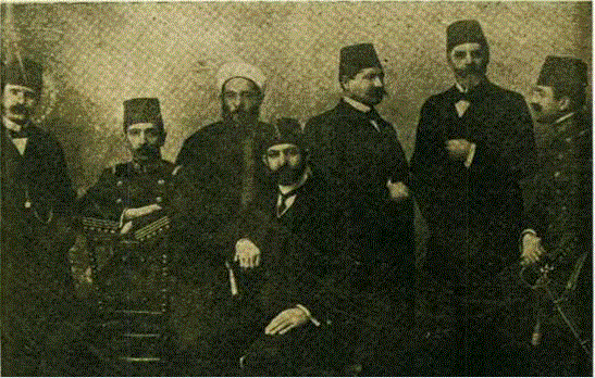 1908'de Meşrutiyet'ini ilanında İttihat ve Terakki'nin İstanbul'da ilk merkez-¡ umumi azası. Soldan sağa; Mithat Şükrü (Bleda), Hüseyin Kadri (Mahmut Şevket Paşa'nın yaveri), İbrahim, Hayrı (Ürgüplü), Talat (Paşa), Ahmet Rıza, Enver (Paşa) ^ Talat Paşa