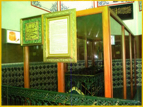 Süfyan ibn-i Uyeyne (r.a.),in kabri Yeraltı Camii'nde üç adet sahabe kabri bulunmaktadır. Bunlar Vehb ibn-i Huşeyre (r.a.), Amr İbnü'l-Âs (r.a.) ve Süfyan ibn-i Uyeyne (r.a.) Hazretleri'dir