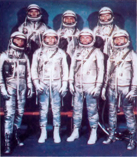 Mercury projesi için ilk yedi ABD'li astronot, 1959'da açıklandılar (ön sırada soldan sağa); Walter M. Schirra Jr., Scott Carpenter ve (arka sıra) Alan B. Shepard Jr., Virgil B. "Gus" Grissom ve L. Gordon Copper'dan oluşan bu gruptan, Shepard, Mayıs 1961 'de ABD'nin kabinde uzaya giden ilk astronotu, Glenn de 1962'de ABD'nin ilk yörüngeli uçuşunu gerçekleştiren astronot oldu.