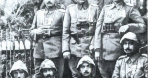 Mustafa Kemal Çanakkale'de 19. Tümen, sonra da Anafartalar Grup komutanı olarak düşman saldırılarına başarıyla karşı koydu. Resimde, bu savaşlar sırasında rütbesi albaylığa yükseltilen (1915) Mustafa Kemal, öteki komutanlarla bir arada.