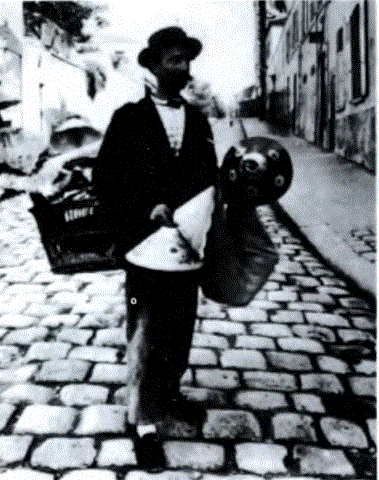 Mget'nın Fransız esnafını belgeleyen dizisinden olan bu fotoğrafta (1910), bir abajur satıcısı görülmektedir. Kaybolan Paris'in kayıtları saydığı fotoğraflarını çok âz bir f)ara karşılığında satan Atgetııiıı fotoğraflarının sanat niteliği, sağlığında anlaşılamamıştır