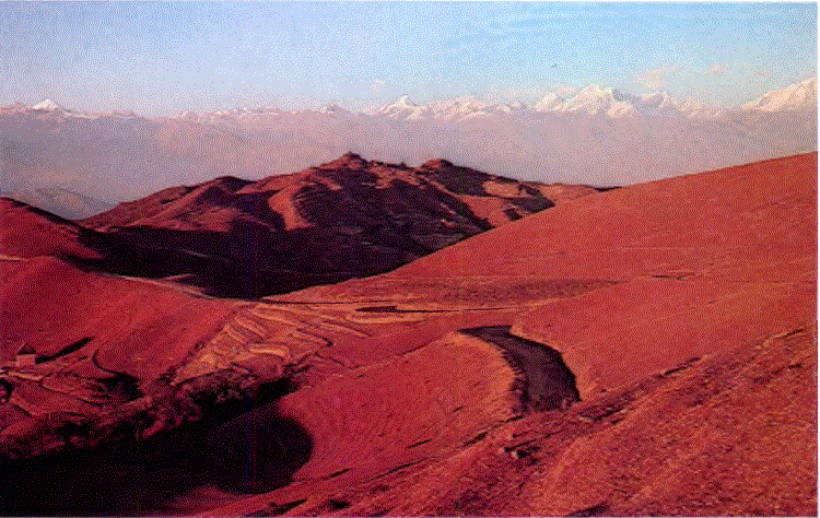 Dünyanın 7 620 m'den yüksek tüm dağlarını içeren Himalayalar'ın ufku kaplayan görünümünün, Nepal'in Sivalik tepelerinden görünüşü. Asya'nın büyük ırmak sistemlerinden bazıları - Ganj, Brahmaputra ve İndus- Himalayalar'ın eteklerinde doğar.