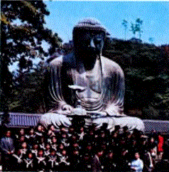  Japonya'da Kamakura'da, Daibutsu'nun (ya da Büyük Buddha) önünde fotoğrafçıya poz veren bir çocuk grubu