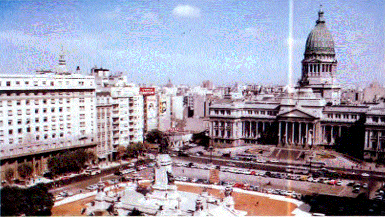  Buenos Aires'in meydanlarından birine bakan Parlamento binası. Güney Yarıküre'nin en büyük kenti olan Buenos Aires'te ve çevre belediyelerde, ülke nüfusunun üçte birinden çoğu yaşamaktadır.