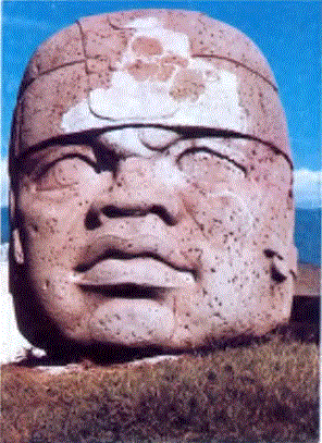  Meksika körfezi kıyısı yakınında, Olmec Kızılderilileri tarafından bazalttan oyulmuş dev boyutlu baş. Cünümüzden 3 000 yıldan eski bir dönemde ortaya çıkan Olmec uygarlığı, Orta Amerika'daki önemli uygarlıkların gelişmesinde temel rol oynamıştır. (Üstte, sağda) Guatemala'nın kuzeydoğu kesimindeki ormanların ortasında yeralan Rio Azul arkeoloji alanındaı, duvarları resim yazılarıyla süslü bir Maya mezarı.