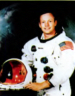 ABD'nirı Apollo 11 uzay gemisine komuta eden Ne il A. Armstrong. 20 Temmuz 1969'da Ay'a ilk ayak basan insan olmuştur.