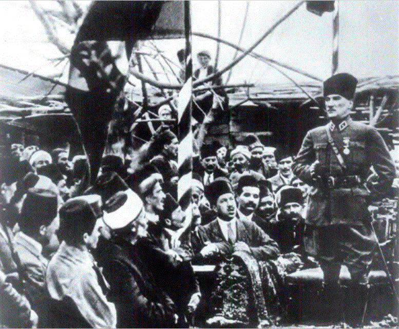 Sık sık yurt gezilerine çıkan Mustafa Kemal Mersin'de halka seslenirken (1923).Sık sık yurt gezilerine çıkan Mustafa Kemal Mersin'de halka seslenirken (1923).