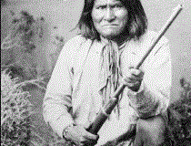 Güney Chiracahua Apaçileri topluluklarından birinin reislerinden Geronimo'nun bu fotoğrafı, 1886'da tutsak düşmesinden sonra çekilmiştir. En ünlü Apaçi reislerinden olan Geronimo, Apaçi savaşçılarını başarıyla yönetmiştir.
