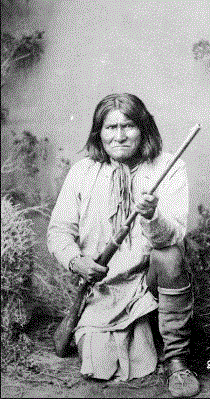 Güney Chiracahua Apaçileri topluluklarından birinin reislerinden Geronimo'nun bu fotoğrafı, 1886'da tutsak düşmesinden sonra çekilmiştir. En ünlü Apaçi reislerinden olan Geronimo, Apaçi savaşçılarını başarıyla yönetmiştir.