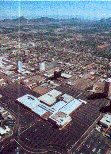 "Güneş Vadisi"ndeki Phoenix, Arizona'nm başkenti ve en büyük kentidir:Eyalet nüfusunun yaklaşık % 50'si, kent ve çevresindeki yerleşme merkezlerinde yaşar. İkinci Dünya Savaşı sonundan bu yana Phoenix, ülkenin elektronik sanayisinde önemli rol oynamaktadır.