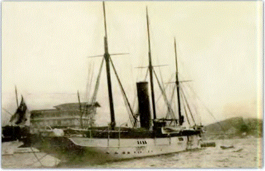 Abdülhamîd Han'ı İstanbul'a getiren Alman S.M.S. Loreley gemisi. Loreley, 1896- 1918 arasında İstanbul'da bir Alman istasyon gemisi olarak hizmet verdi. Savaştan sonra Türkiye'ye bırakılan gemi bir Türk tarafından satın alındı ve 1926'dan sonra Hacı Paşa ismiyle Karadeniz'de kullanıldı.