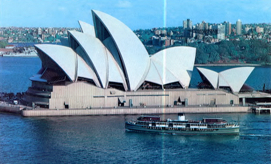 Avustralya'daki en ünlü yapı olan Sidney Opera binası kent limanındaki Bennelong Point'ın 61 m uzağındadır. Gösteri sanatları için 1960 ve 1973 yılları arasında yapılan bu değişik bina birbirinin üzerine kapanır gibi duran midye kabuğu çeneti biçimindeki parçalardan oluşur. Binanın planını 1956'da uluslararası bir yarışma sonucu seçilen DanimarkalI Jom Utzon çizmiştir.