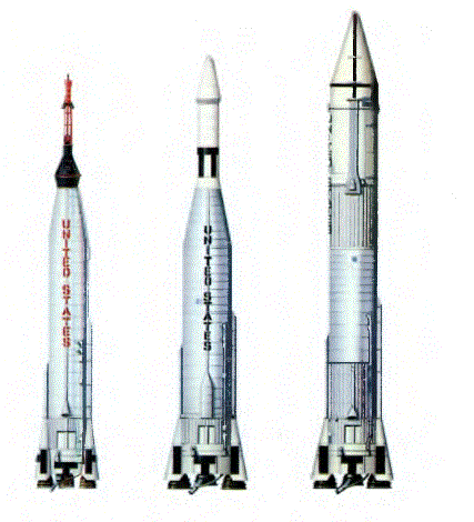 ABD'nin uzay fırlatıcılarından (roket) üçü: Mercury uzay kabiniyle Atlas D roketi (solda), Agena B üst katıyla Atlas D'nin booster'ı Atlas Agena (ortada), Centaur ikinci katıyla Atlas D (sağda).