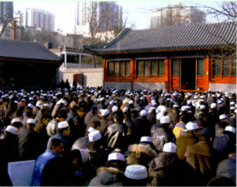 Pekin Hamîdiye Üniversitesi ’nde bayram namazında Çinli Müslümanlar 