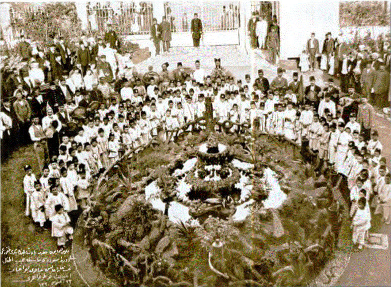 Sultan İkinci Abdülhamid Han'ın cülusunun 29. sene-i devriyesi münasebetiyle, o gün sünnet edilen çocukların Hamidiye Etfal Hastanesi bahçesinde çekilmiş fotoğrafları. (1903)