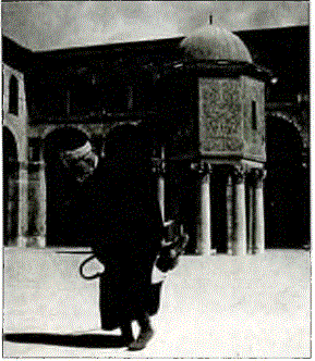 705-715 senelerinde Şam'da inşâ edilen Emevî (Ümeyye) Câmiinin avlusunda bulunan Beytülmâl