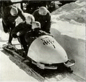 Amerika'da Placid Gölü yakınında bir dağ yamacında bobsleigh yarışı başlamadan önce yarışmacılar kızağı itiyor