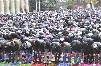 Cemâatle kılınan namaz, Müslümanlar arasında birlik ve beraberliği sağlar. Sevgi ve bağlılığı artırır. Cemâat, Müslümanların tek kalb, tek vücud gibi olduklarının en güzel nümünesidir.