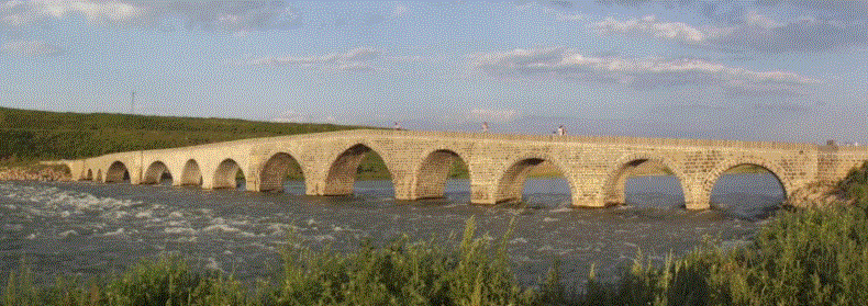 Murâd Nehri ve M uş-Varto yolu üzerindeki Selçuklu eseri eski köprü.