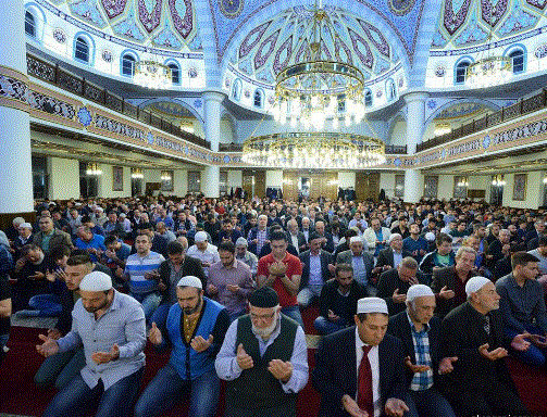 Mübârek geceler, Allahü teâlânın kıymet verdiği bazı belirli gecelerdir. Kullarına çok acıdığı için bu gecelerde yapılacak olan tövbe ve duâları kabul edeceğini bildirmiştir. Böyle gecelerde müminler nasiplerini almak için câmilere koşarlar.