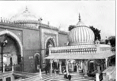 Nizâm eddîn Evliyâ hazretlerinin Hindistan Delhi'de bulunan külliyesi içindeki türbesi