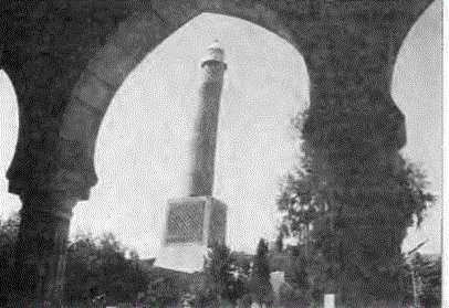 Nûreddîn Zengi tarafından Musul'da yaptırılan C â- mi-i Kebir'in eğri minâresi