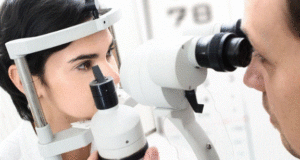 Oftalmologlar (göz mütehassısları), çok gelişmiş âletlerle gözün hastalıklarını teşhis ve tedâvi etmeğe çalışırlar.
