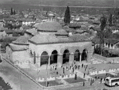 Sursa İznik'te, M urâd-ı Hüdâvendigâr'ın annesi Ni lüfer Hatun adına yaptırdığı imâret.