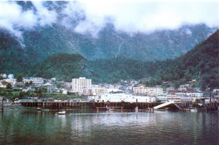 Alaska eyaletinin merkezi ve büyük bir balıkçılık sanayisi merkezi olan juneau, Gastineau kanalı ile Juneau dağının sarp yamaçları arasında kurulmuştur. Yıüzölçümü bakımından ABD'nin en büyük kentidir.