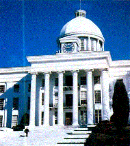 Alabama'nın merkezi Montgomery'de, eyalet meclisi binası. Amerika Konfedere Devletleri hükümetinin kurulduğu an Iaş ma J 1861'de bu binada yapılmış ve Jefferson Davis, konfederasyonun başkanlığınalseçilmiştir.